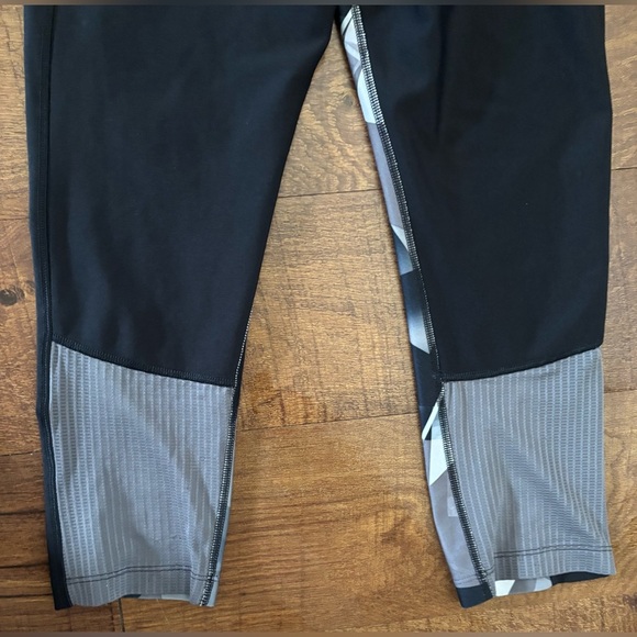 Under Armour crop compression women Sz small - Picture 8 of 9